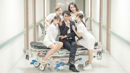 swag : 阿偉作為植物人躺在病床上十年,有意識的接收著周遭護士、醫生對他的鄙視 和欺負。某次,在醫生幫他進行某場小手術後,一個黑色的身影賜予了阿偉神 器(時間停止器),在巧合之下,阿偉觸發了時間停止器,他也終於見到了時間 之神 加藤鷹。 加藤鷹@katoh_taka告訴阿偉:他展現神力,讓他能夠操縱時間,使時間停止,於這個空間 可以為所欲為,並向曾經欺負過他的人報仇。 #時間停止 #口交 #護士 #巨乳
主演:@wanobaby、客串演出:@princessdolly、@alice_life、@pipingkiki