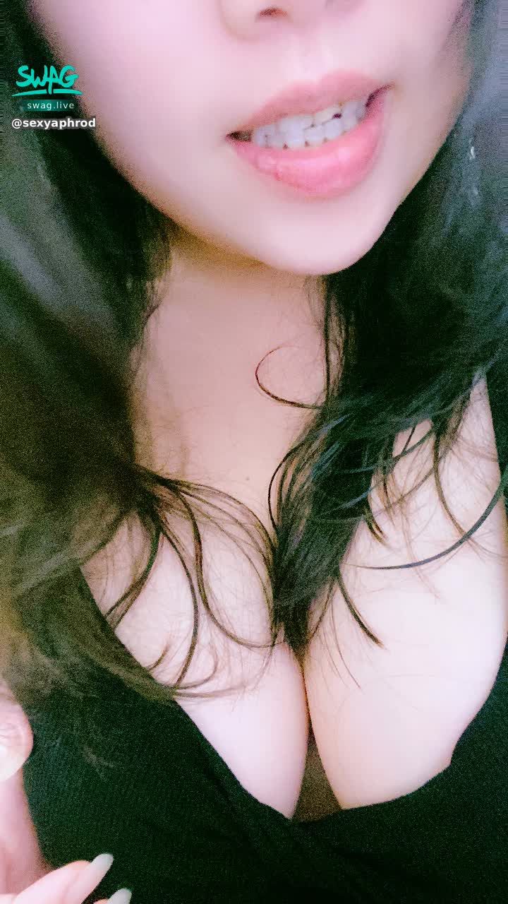 sexyaphrodite : 很色情的小蜜穴Babe舔我😏
