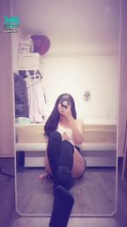 janicee : 地板上張開雙腿😈
挖空性感下乳的上衣💋
南半球的誘惑💙
黑色膝上襪的絕對領域💓
Semisphere😈
#鏤空 #長髮 #小可愛 #sexy #絕對領域 #膝上襪 #美腿 #鎖骨 #短褲 #南半球 #下乳