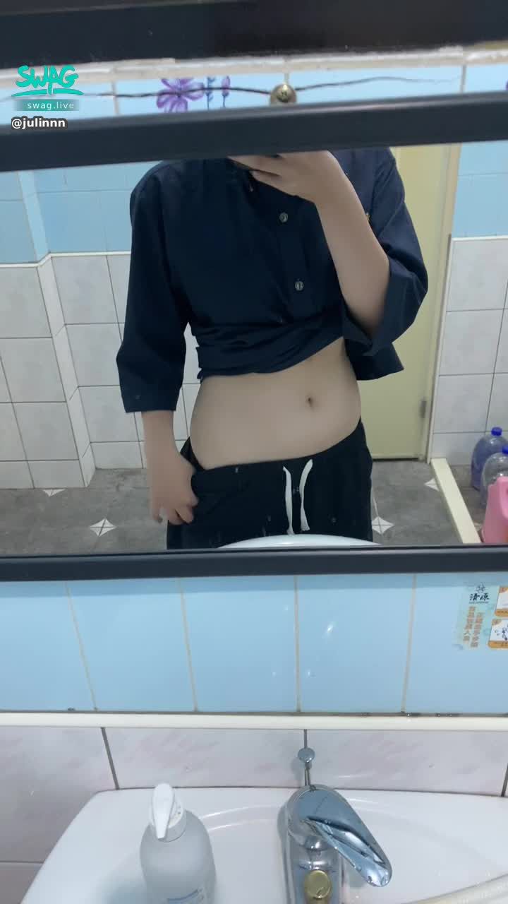 j*****n : 褲子要再往下拉一點嗎🤭