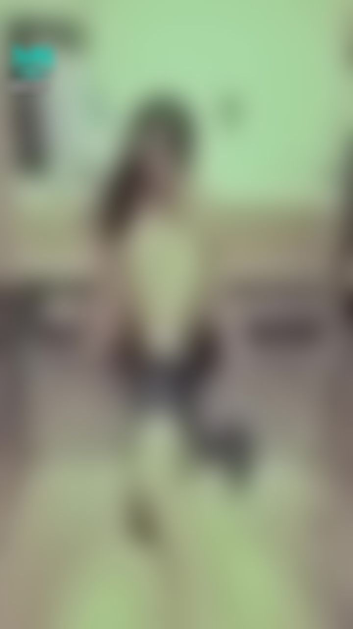 janicee : 窺探大腿根部👀
性感粉紅睡衣💙
想解開胸口的蝴蝶結嗎🎀？
Pinkish💖
#性感 #長髮 #睡衣 #sexy #腿控 #鎖骨 #短裙 #低胸 #高跟鞋 #美腿 #細肩帶 #bra #內衣