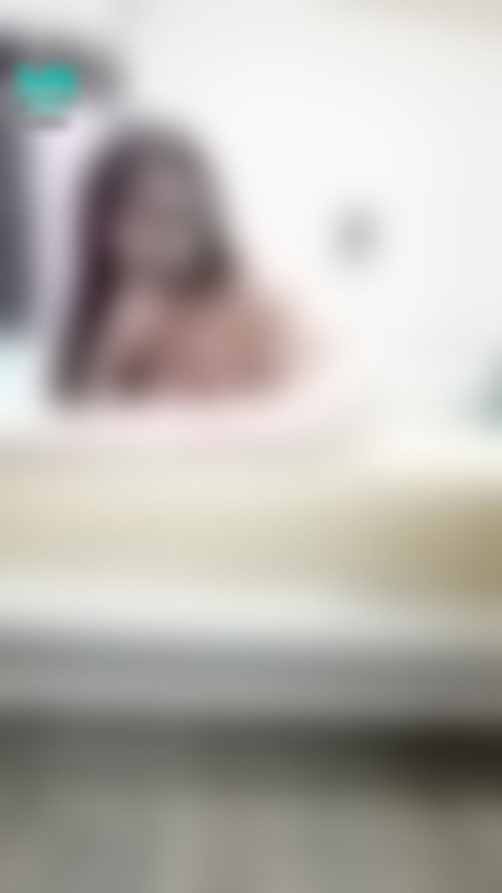 janicee : 床上的性感模樣👀
粉紅低胸睡衣💙
想解開胸口的蝴蝶結嗎🎀？
Pinkish💖
#性感 #長髮 #睡衣 #sexy #腿控 #鎖骨 #短裙 #低胸 #赤腳 #裸足 #美腿 #細肩帶 #bra #內衣