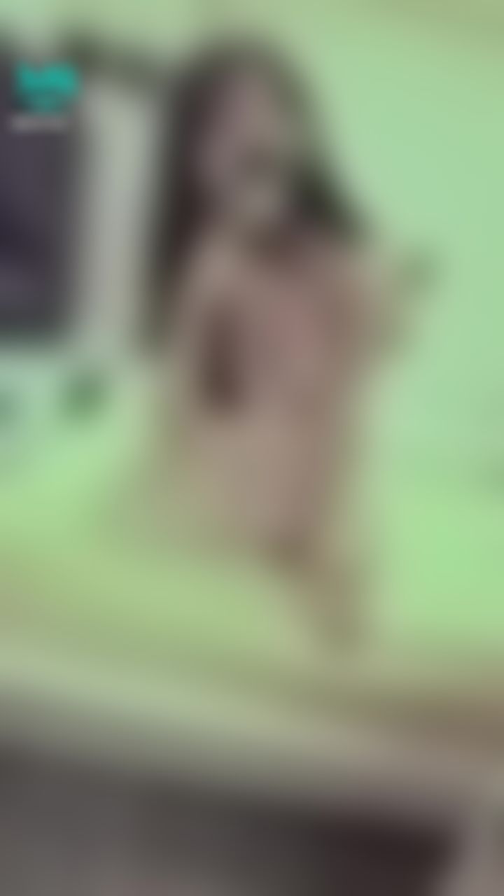 janicee : 露出內衣揉奶😈
粉紅低胸睡衣💙
想解開胸口的蝴蝶結嗎🎀？
Pinkish💖
#性感 #長髮 #睡衣 #sexy #腿控 #鎖骨 #短裙 #低胸 #赤腳 #裸足 #美腿 #細肩帶 #bra #內衣