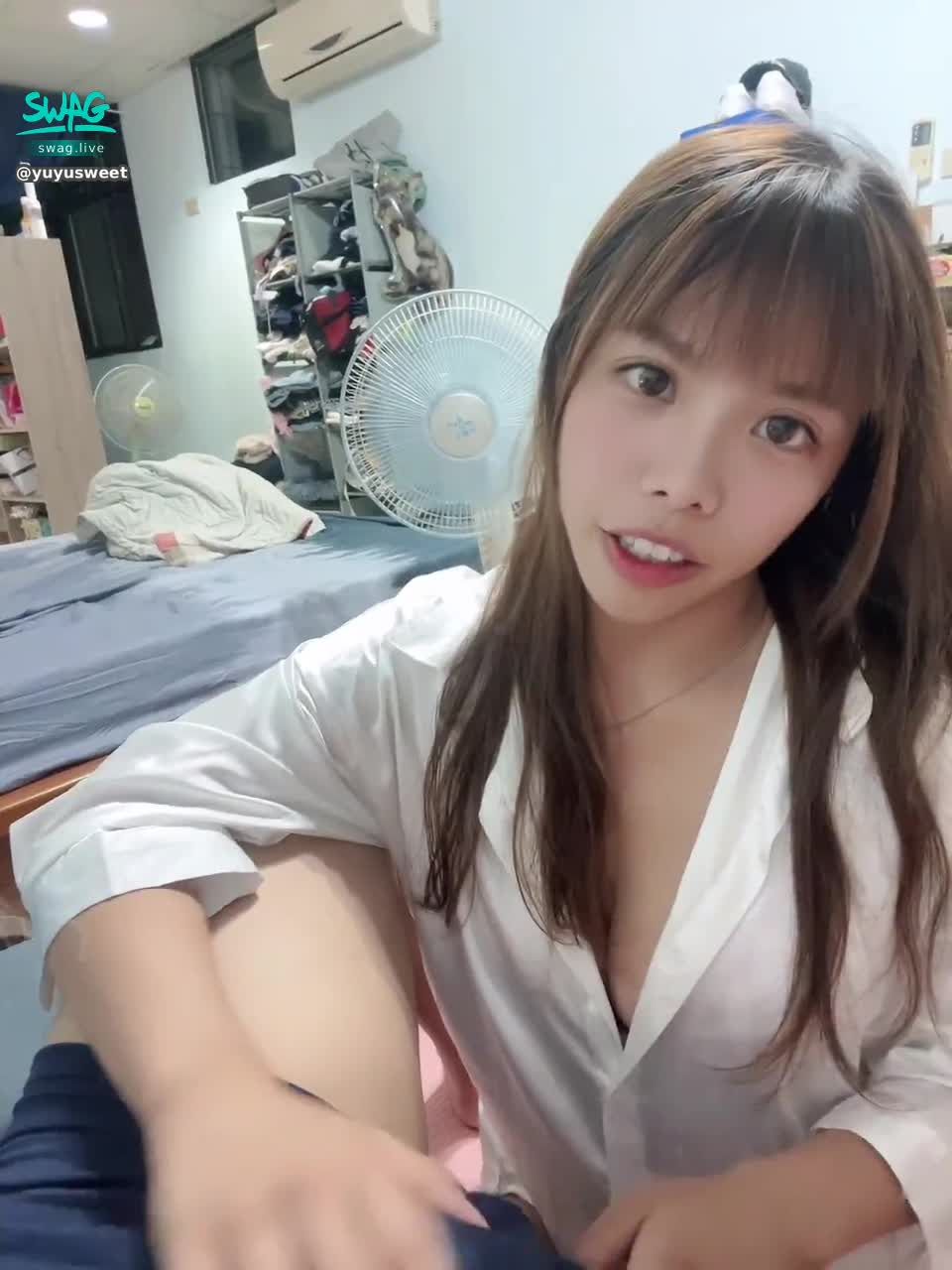 yuyusweet : 隔著內褲舔舔真的好色👕
#挑逗 #巨乳 #瑀瑀 #口交