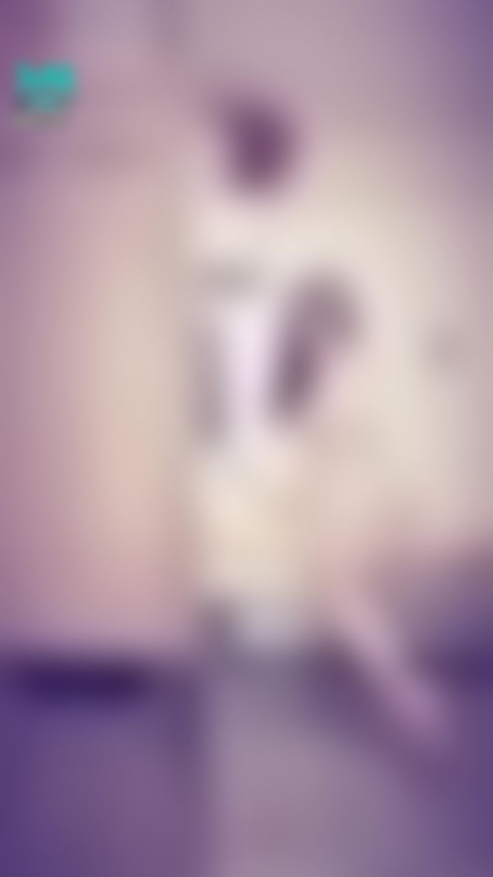 janicee : 側身動動美腿，露出內衣的角度👀
粉紅低胸睡衣💙
想解開胸口的蝴蝶結嗎🎀？
Pinkish💖
#性感 #長髮 #睡衣 #sexy #腿控 #鎖骨 #短裙 #低胸 #赤腳 #裸足 #美腿 #細肩帶 #bra #內衣