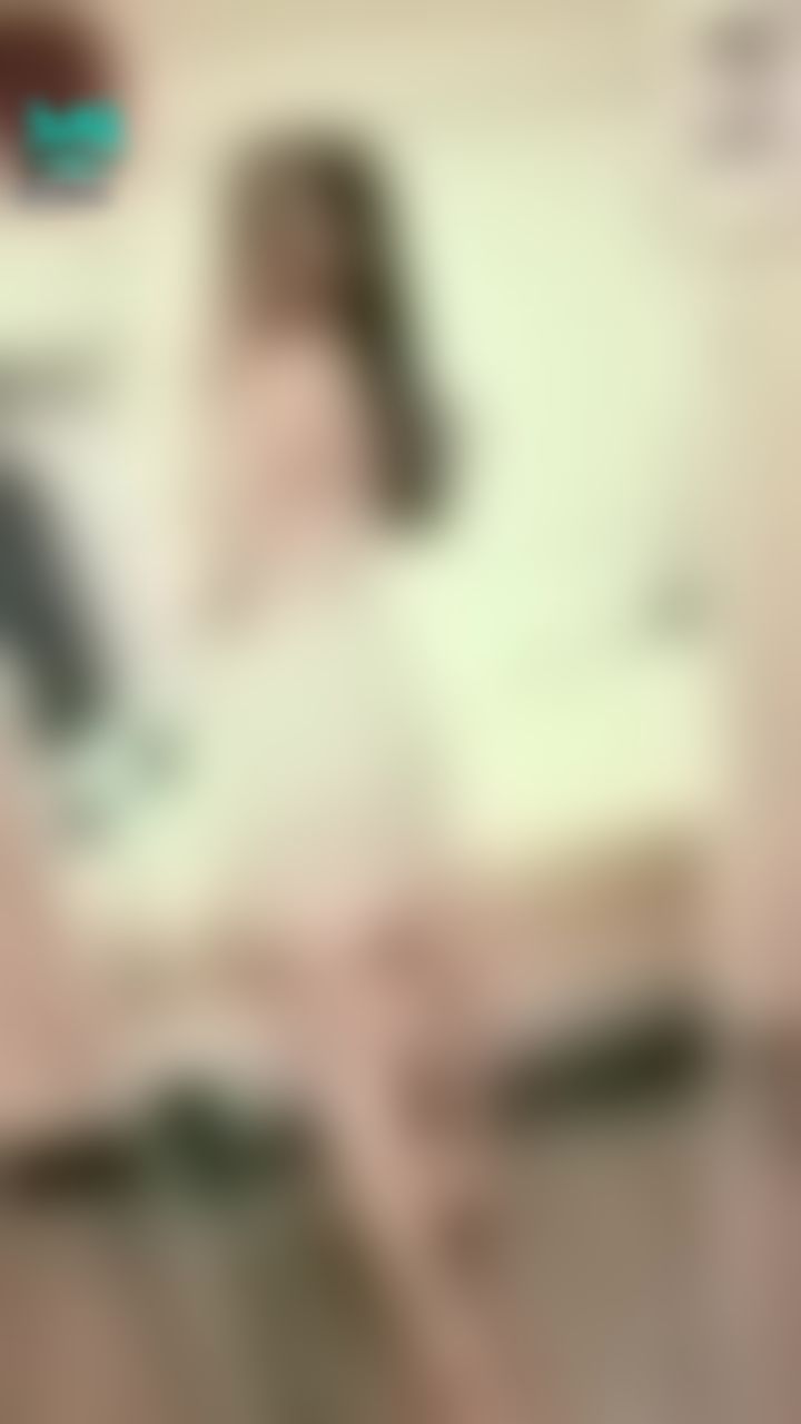janicee : 粉嫩睡衣與白皙的肌膚😍
粉紅低胸細肩帶睡衣💙
想解開胸口的蝴蝶結嗎🎀？
Pinkish💖
#性感 #長髮 #睡衣 #sexy #腿控 #鎖骨 #短裙 #低胸 #赤腳 #裸足 #美腿 #細肩帶