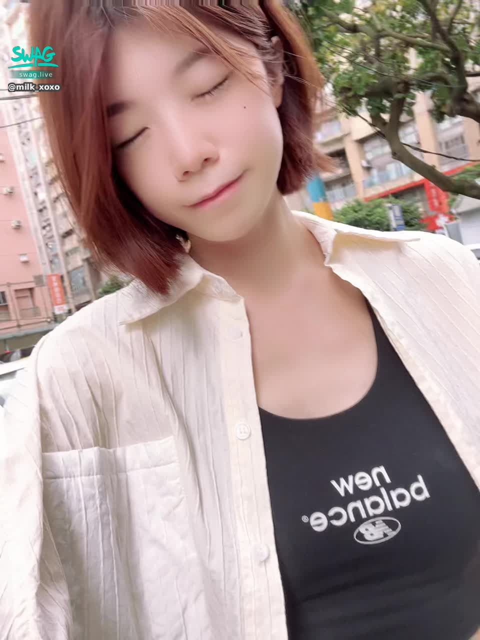 milk_xoxo : 先跨左腳，在跨右腳，然後就可以走路啦
明天再教大家怎麼呼吸😎

運動內衣沒襯墊，出門後才發現，忘了貼胸貼⋯⋯

#廢文 #天氣不錯公園運動 #日常
#沒奶可看但有腰有腿還有臉