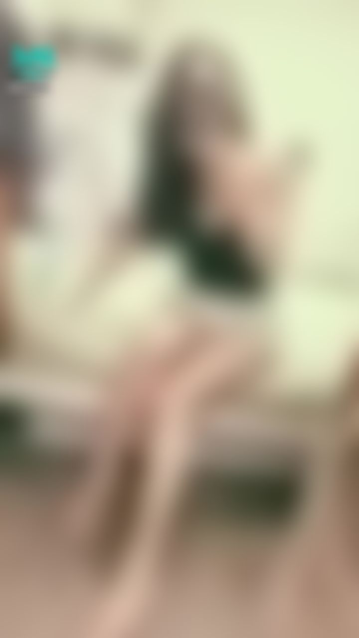 janicee : 交叉馬甲M字腿，讓你想要了嗎？
還有脫下絲襪的赤腳😍
魔鬼身材💋
好短的開衩睡褲💙
Silk stocking💗
#膚絲 #絲襪 #馬甲 #美腿 #短褲 #露肩 #長髮 #黑髮 #鎖骨 #腿控 #性感 #sexy #氣質 #低胸 #赤腳 #裸足