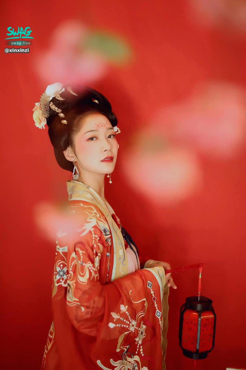 xinxinzi : 古裝的鋼琴家教老師~