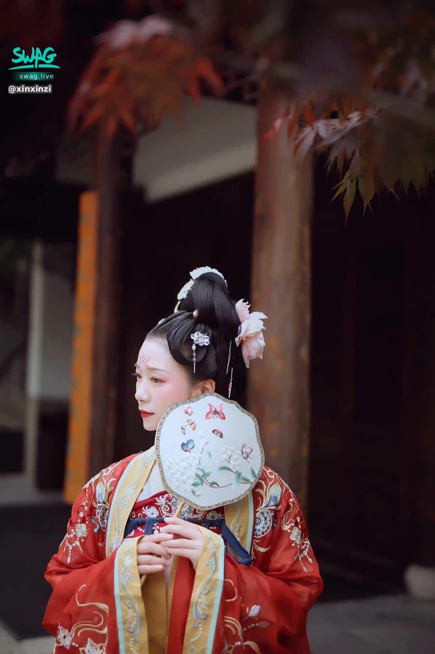 xinxinzi : 第一次穿漢服體驗~好熱 下面都濕了....快來幫老師舔香汗