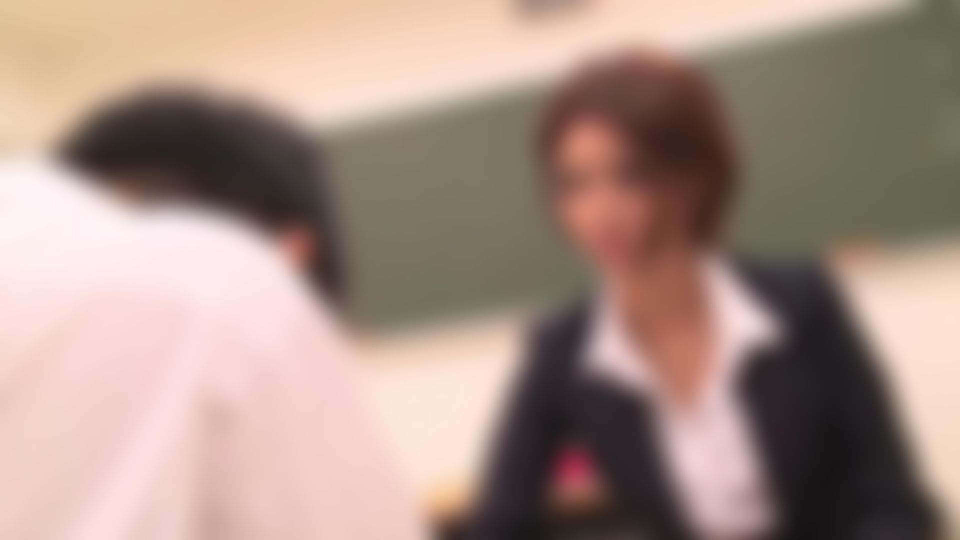 eaglejp : 麻生有著高貴讓人難以接近的氛圍,學生們的內心也有一些距離感。就在某天,麻生因為一步踰矩了,就此被學生們抓到了麻生的把柄,就此成為男同學的...