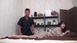 eaglejp : 此次前來的都是要來應徵按摩店,為了讓應徵者了解更深層的按摩技術,因此特別讓按摩師替各位做初步的嘗試。隨著手技的增強......