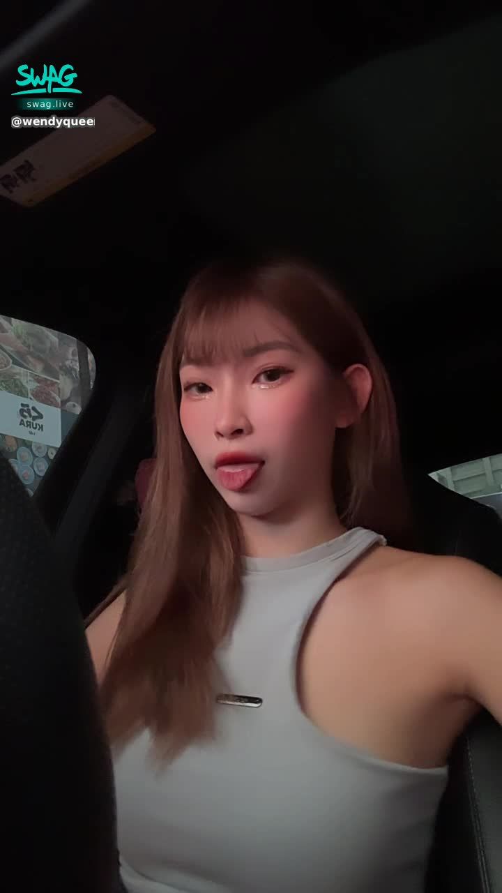  : 是要頭髮遮奶還是開車邊玩奶
喜歡哪一個😍
