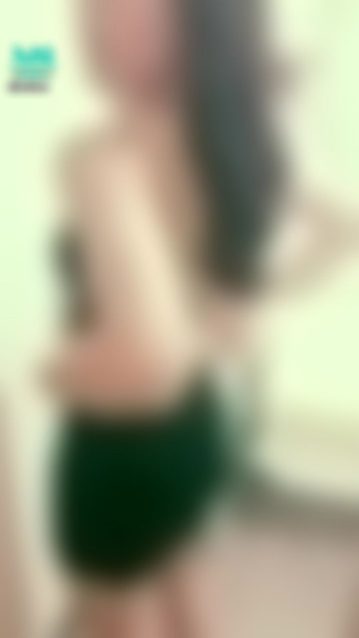 janicee : 想解開背後的綁帶嗎？
性感戰袍💋
你比較喜歡裡面是酒紅色或白色蕾絲內衣呢😍？
深V與黑蕾絲🌹
Black means sexy💗
#細肩帶 #長髮 #洋裝 #sexy #裸足 #赤腳 #裸足 #鎖骨 #短裙 #美腿 #腿控 #足控 #黑髮