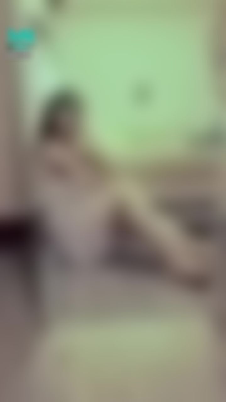 janicee : 輕薄緞面睡衣下的曲線👀
性感美背交叉🌹
透明裙擺的坐姿💋
silky💗
#細肩帶 #長髮 #睡衣 #sexy #裸足 #赤腳 #鎖骨 #短裙 #美腿 #腿控 #足控 #黑髮