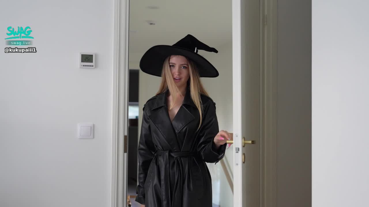 kukupaiii1 : A witch at a Halloween party got a creampie in her pussy