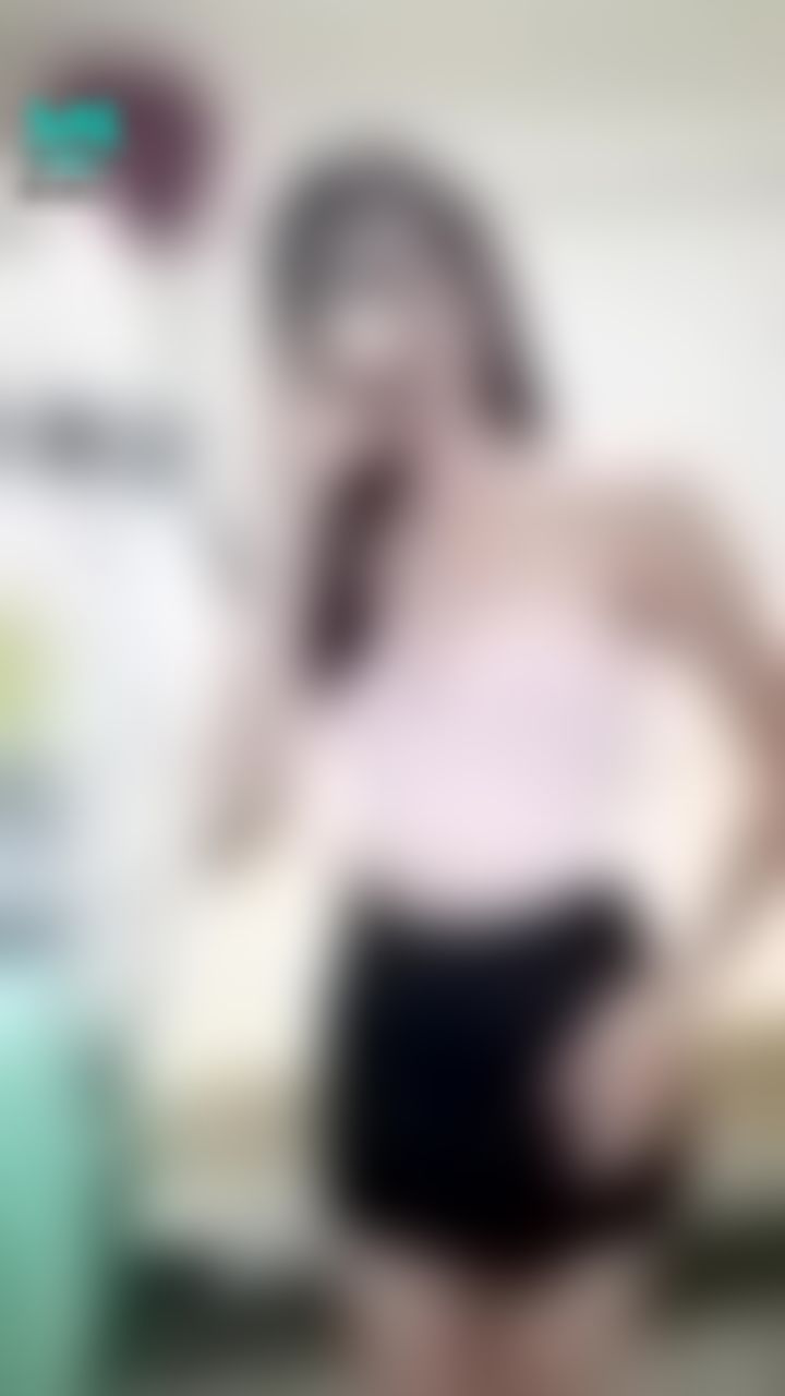 janicee : 腿上的蕾絲💋
脫掉黑色上衣👀
胸口有亮點的針織馬甲💗
迷你裙下的美腿💓
Summer knitwear😍
#性感 #長髮 #sexy #腿控 #鎖骨 #sexy #短裙 #赤腳 #裸足 #肩膀 #腿控 #美腿 #低胸 #乳溝 #針織