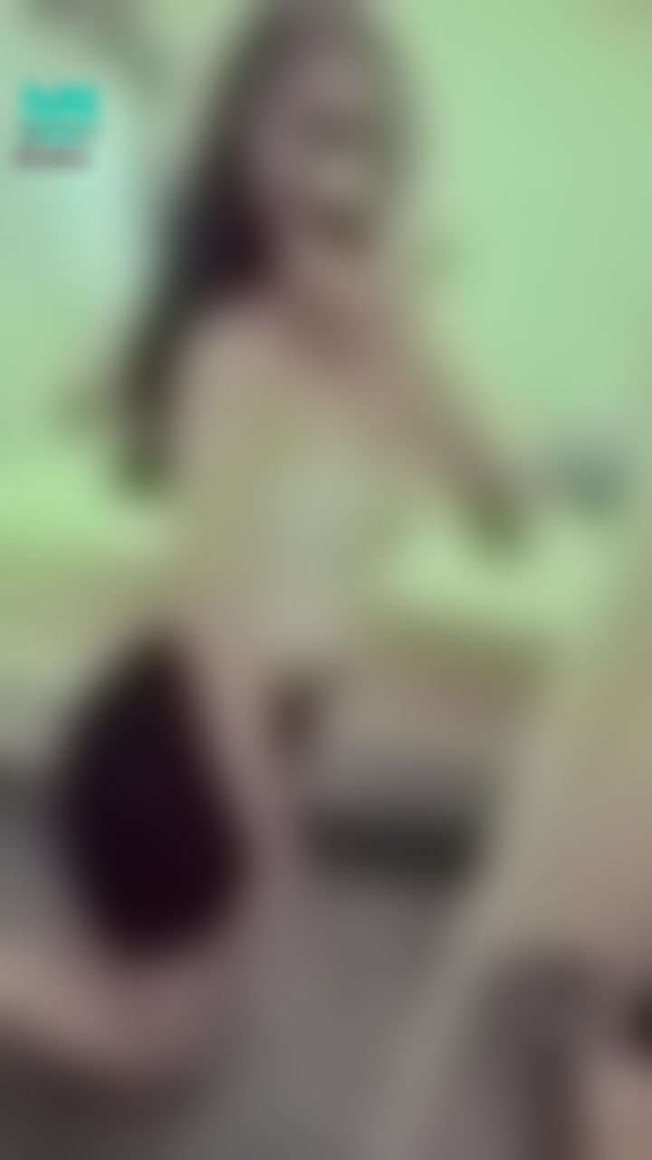 janicee : 露出內衣邊緣💓彎腰的好身材💋
胸口有亮點的針織馬甲💗
迷你裙下的美腿♥️
Summer knitwear😍
#性感 #長髮 #sexy #腿控 #鎖骨 #sexy #短裙 #赤腳 #裸足 #肩膀 #腿控 #美腿 #低胸 #乳溝 #針織