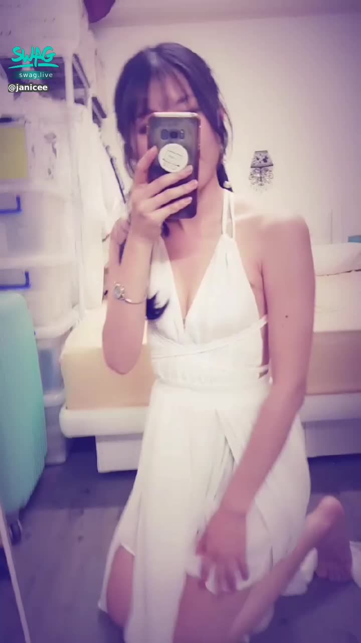  : 性感女神的M字腿😈