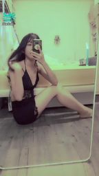 janicee : 側身的美腿👀
穿著性感迷你裙戰袍坐在地上♥️
露出內衣的線條💋
深V內衣式top與黑蕾絲🌹
Black means sexy💗
#細肩帶 #長髮 #迷你裙 #sexy #裸足 #赤腳 #裸足 #鎖骨 #短裙 #美腿 #腿控 #足控 #黑髮