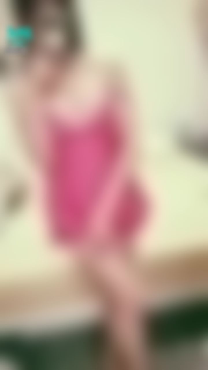 janicee : 爆乳紅睡衣💗
放下肩帶，露出白皙美胸💙
你萬聖節要怎麼過呢💋？
Sleep wear💚
#性感 #長髮 #sexy #腿控 #鎖骨 #細肩帶 #低胸 #睡衣 #裸足 #赤腳 #美腿 #乳溝 #短褲