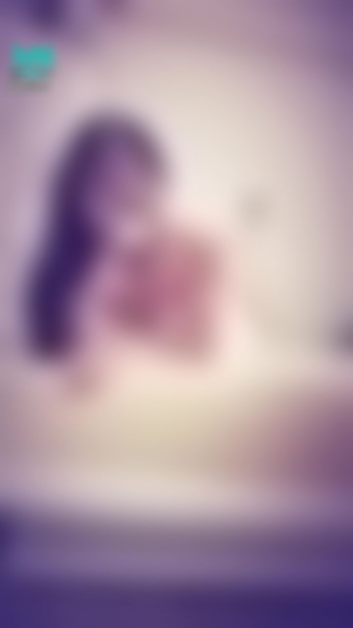 janicee : 放下低胸睡衣的兩側肩帶💗
容易露出內衣的深V♥️
配上白皙美足💙
床上跪著揉奶👀
Sleep wear💚
#性感 #長髮 #sexy #腿控 #鎖骨 #細肩帶 #低胸 #睡衣 #裸足 #赤腳 #美腿 #乳溝 #洋裝