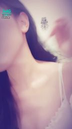 janicee : 水嫩的雙唇💋
拉下睡衣,露出內衣💗
深邃的鎖骨♥️
裡面有兩套睡衣唷💙
配上白皙美足💙
Sleep wear💚
#性感 #長髮 #sexy #腿控 #鎖骨 #細肩帶 #低胸 #睡衣 #裸足 #赤腳 #美腿 #乳溝 #洋裝