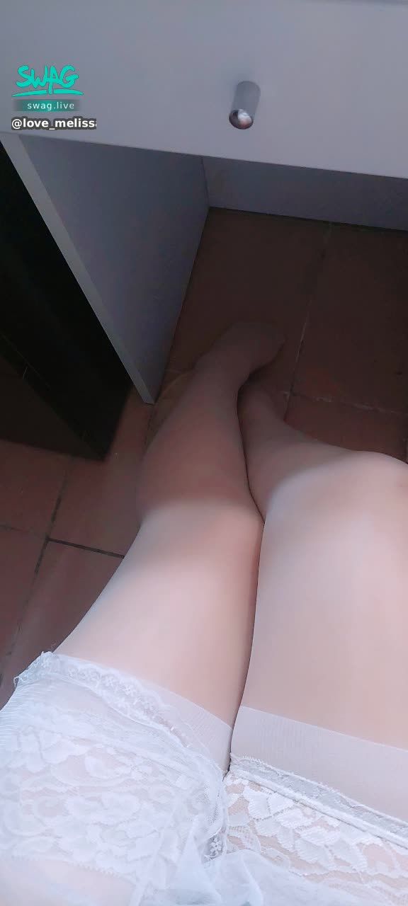 love_melissa : 白色絲襪那位哥哥喜歡嗎?性感女神melissa 週一~週五陪伴個位哥哥夜晚寂寞,希望個位哥哥支持和送禮物加上鑽石,melissa 更開心和開放性感畫面給哥哥看啦~