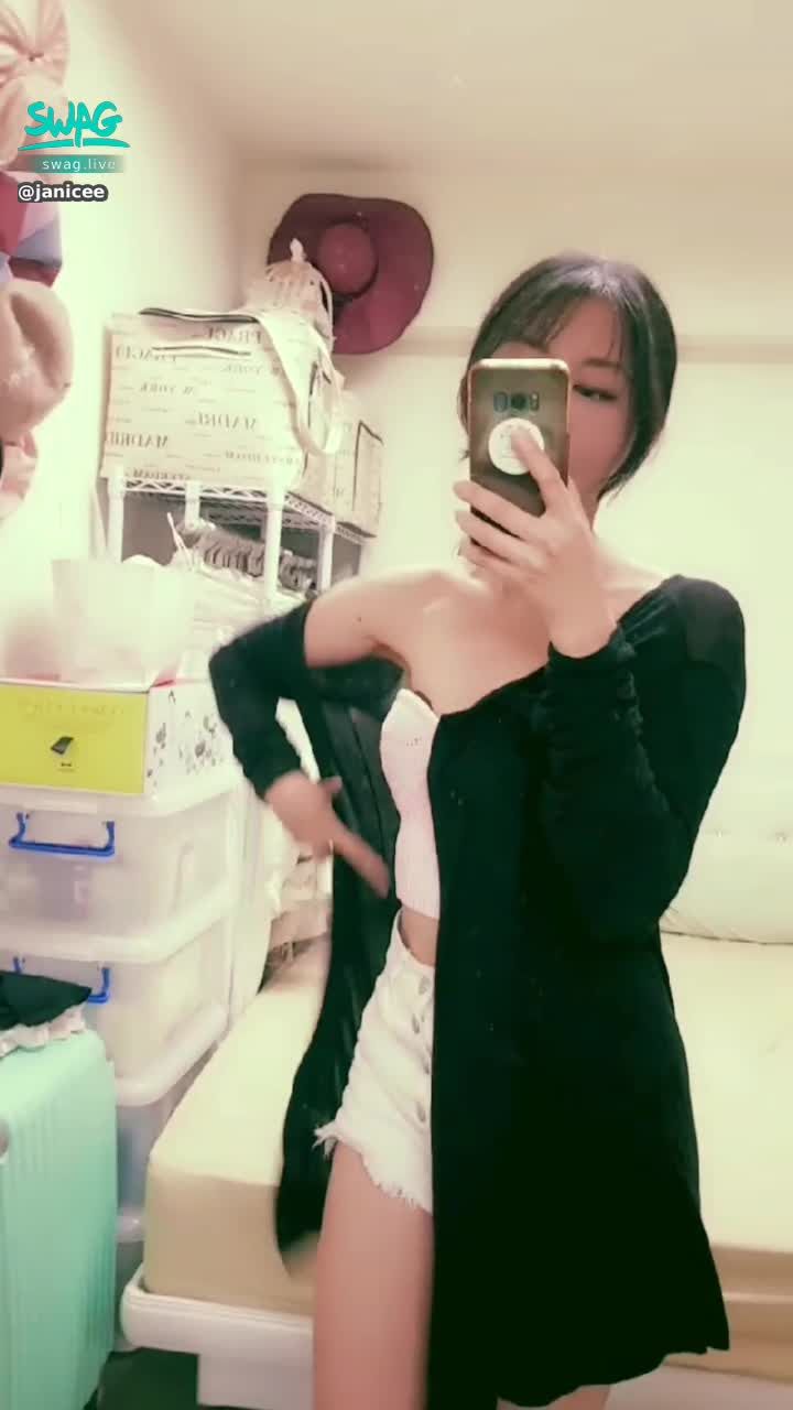 janicee : 露出黑色內衣的邊緣💓
透膚的性感馬甲♥️
床上翹著白皙的美腿👠
the corset💚
#性感 #長髮 #sexy #腿控 #鎖骨 #馬甲 #短褲 #美腿 #乳溝 #洋裝 #赤腳 #裸足 #黑髮