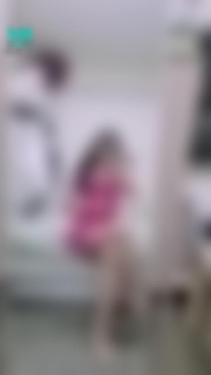 janicee : 露南半球的性感芭比💓
心機露胸洋裝💙
快曝光的裙擺
天氣變冷了，記得多穿一點唷💋
Sexy hollow💚
#露胸 #半球 #赤腳 #sexy #性感 #挖空 #鎖骨 #短裙 #美腿 #腿控 #裸足 #黑髮