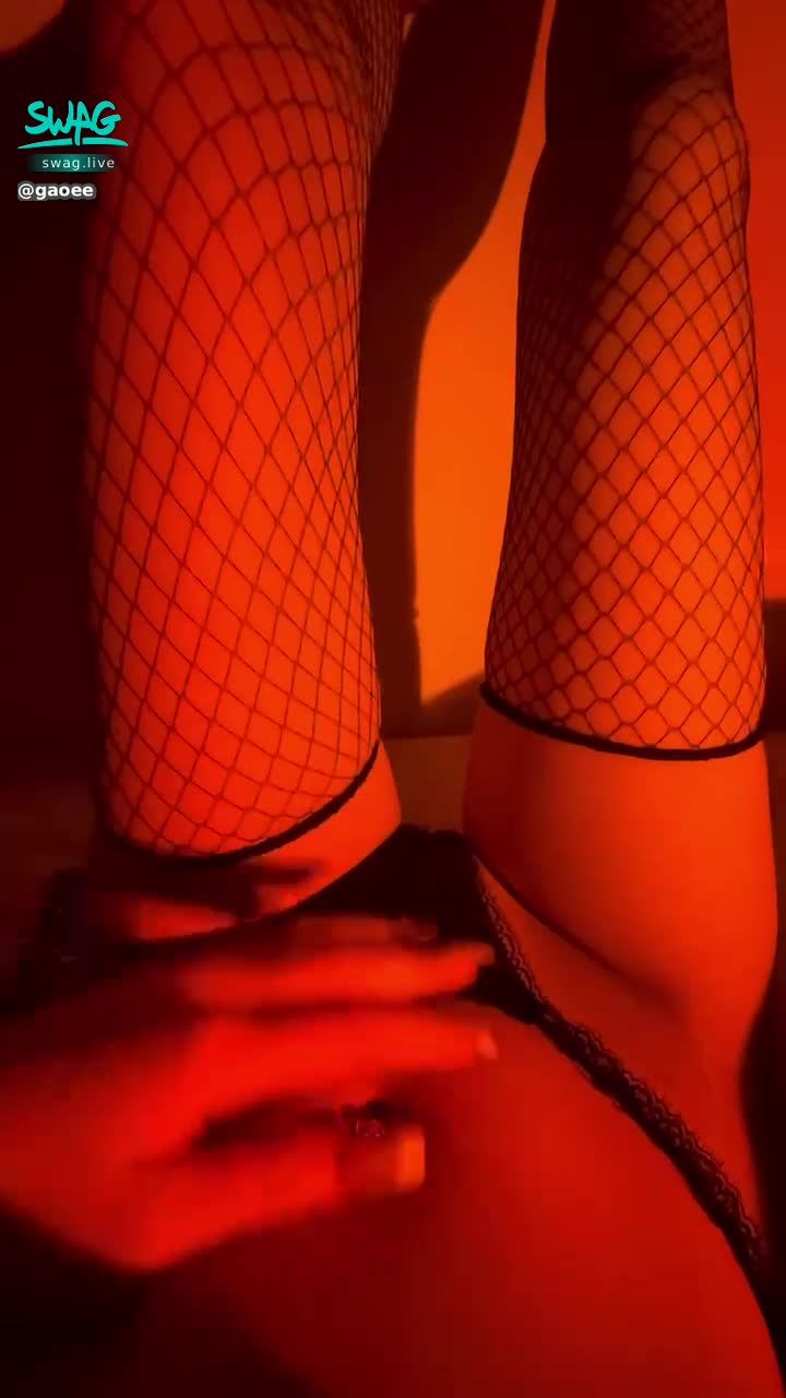 gaoee : 🔥深夜福利來一發🔥長腿穿上網襪幫你….🫣