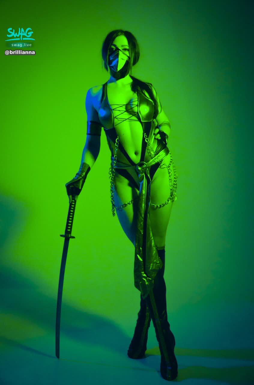brillianna : l like green 💚 
gonna squeeze you between my hips 😜
support the host 😘