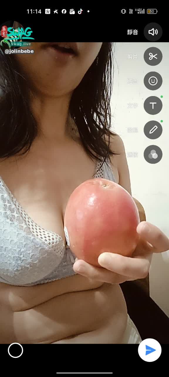 jolinbebe : 性感美女愛吃apple咬一口 噴汁