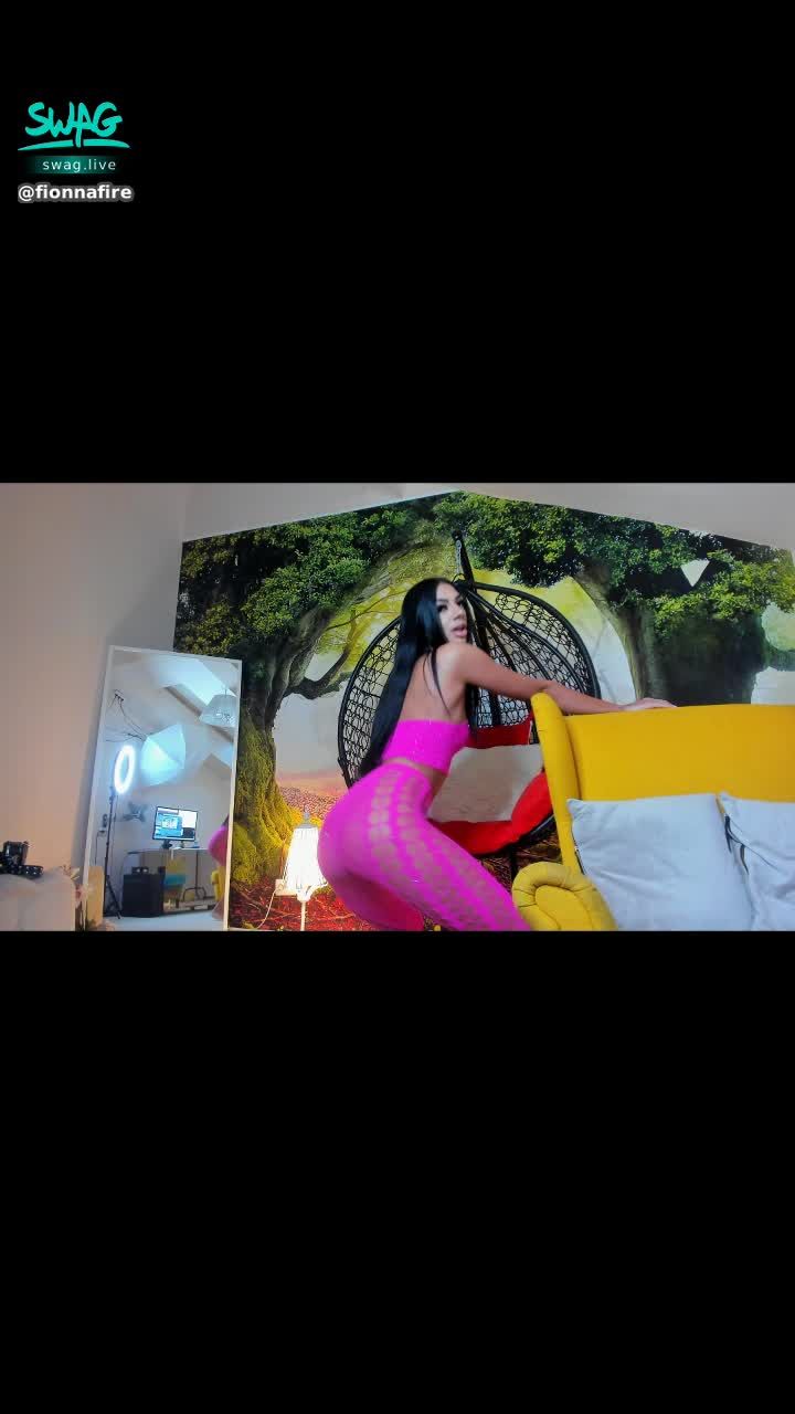 fionnafire : Do you like the way I'm shaking this 🍑 ??