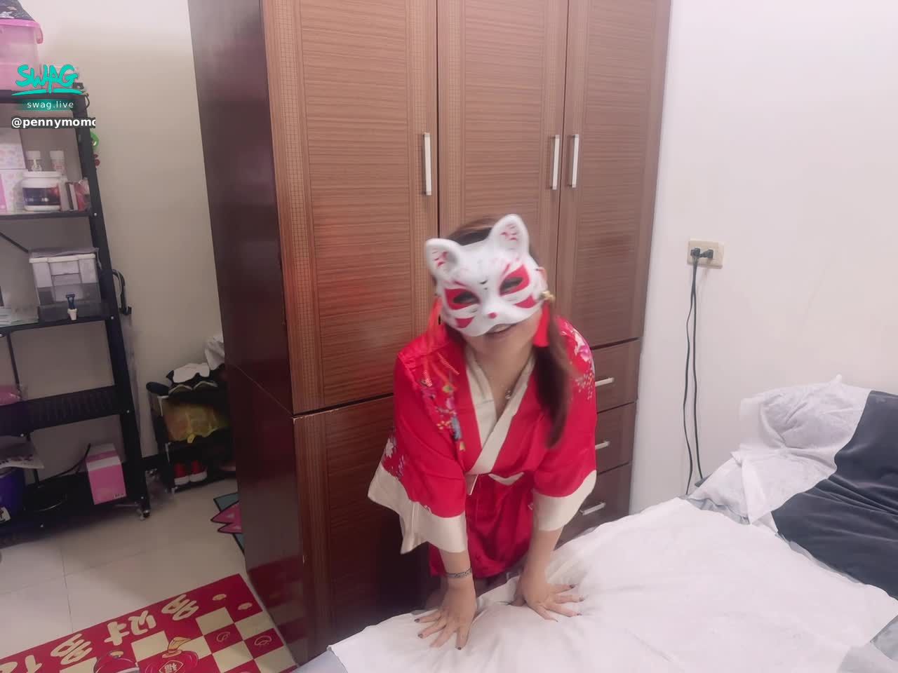 pennymomo : 邪惡👿實驗室：狐狸🦊面具👺穿浴衣用大屁股色誘學生上床🛏️