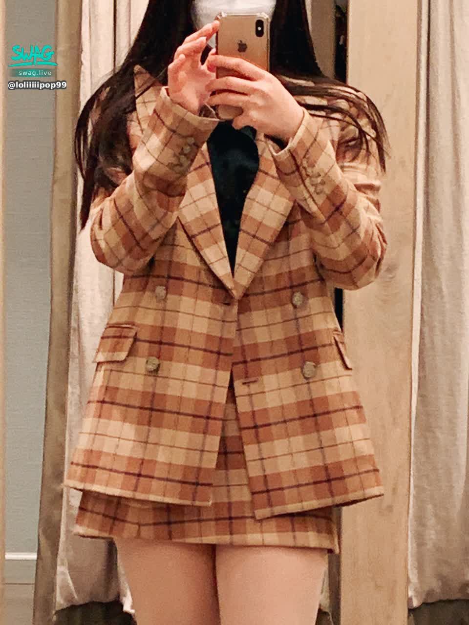 loliiiiipop99 : Workday outfit VS Pictures I sent   In your DM🤤🤤 上班工装vs私聊给你发的涩涩照片