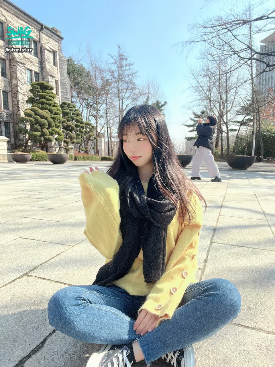 star_star : 嗨 大家好👋
我是新人主播·芯芯✨
是個超級大直女一枚🫣
等著哥哥來開發哦😘