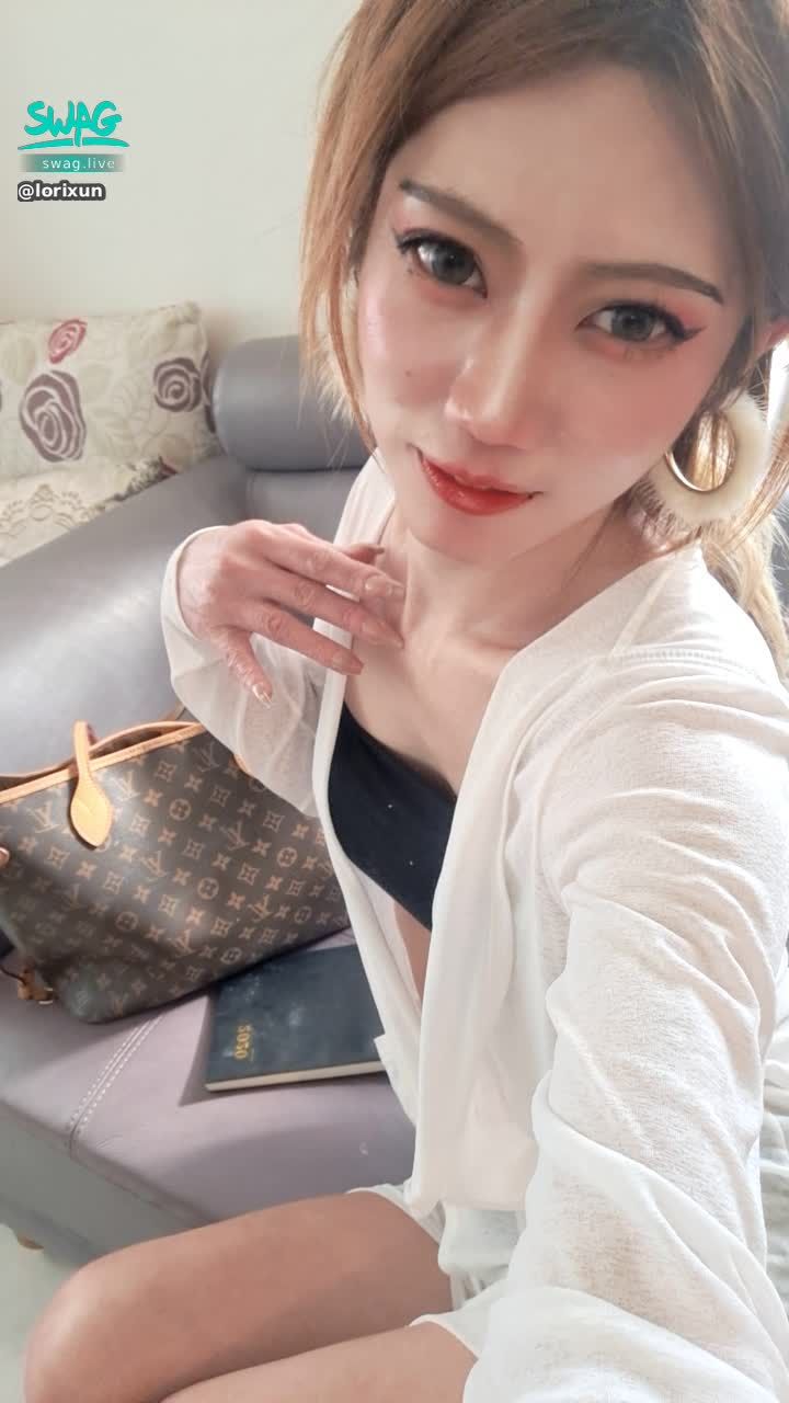 lorixun : 🍺🍺總會有一個人出現，讓人原諒過去日子的艱難🩷🩷。……當找到最好的那個，以前過往真的都不重要了，💌那個人就是你。

要私訊我陪我聊天嗎？💌💌