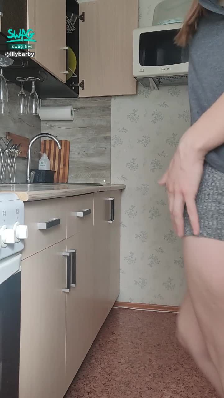 lilybarby : Lover fucks milf while her husband is at work
Sexy milf cheats on her husband. While the cuckold husband is at work, the lover comes, unzips his pants and fucks the beauty on the kitchen table. And then he cums powerfully on her buttocks.