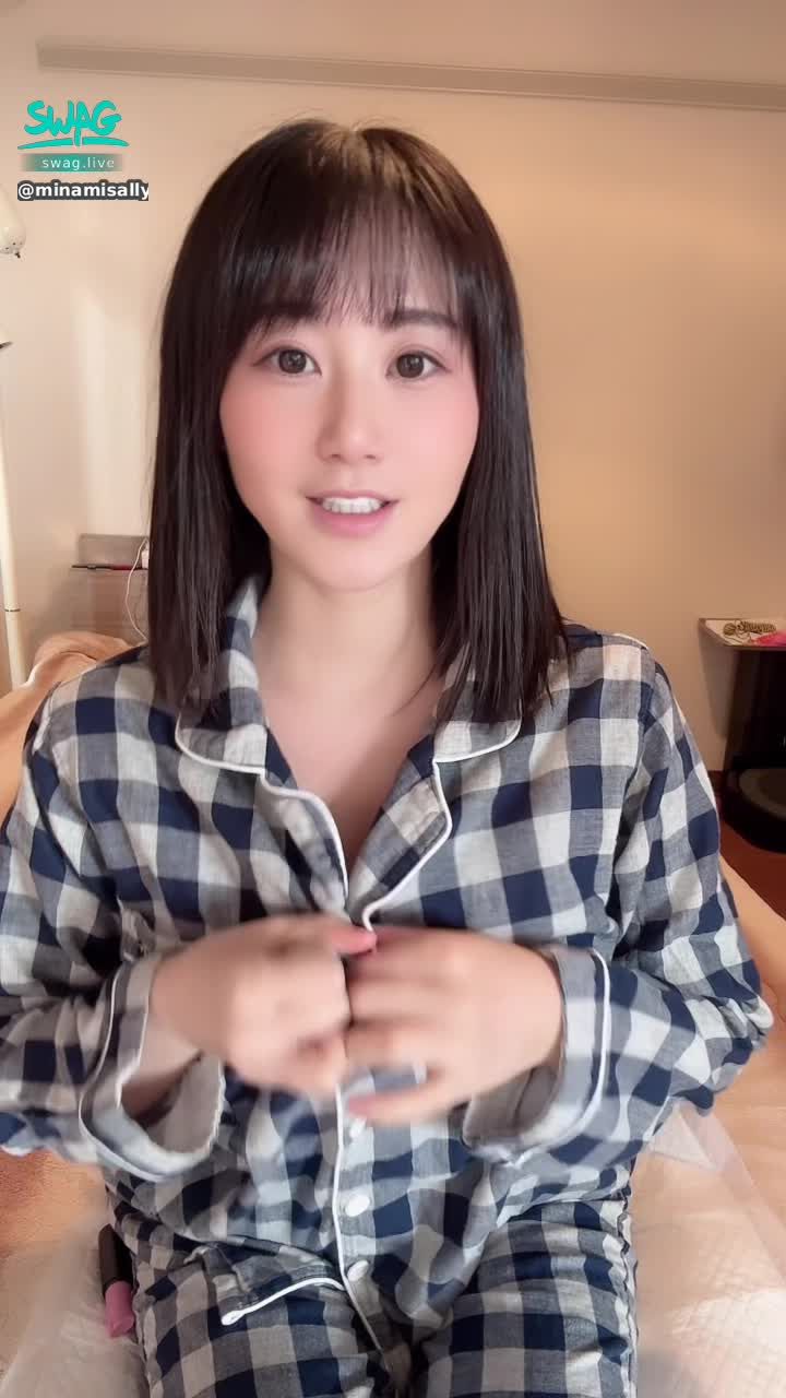 minamisally627 : Secret masturbation before going to bed
#巨乳
#美脚
#小柄女子
#顔を出す
#オナニー
#手マン
#素人
#日本
