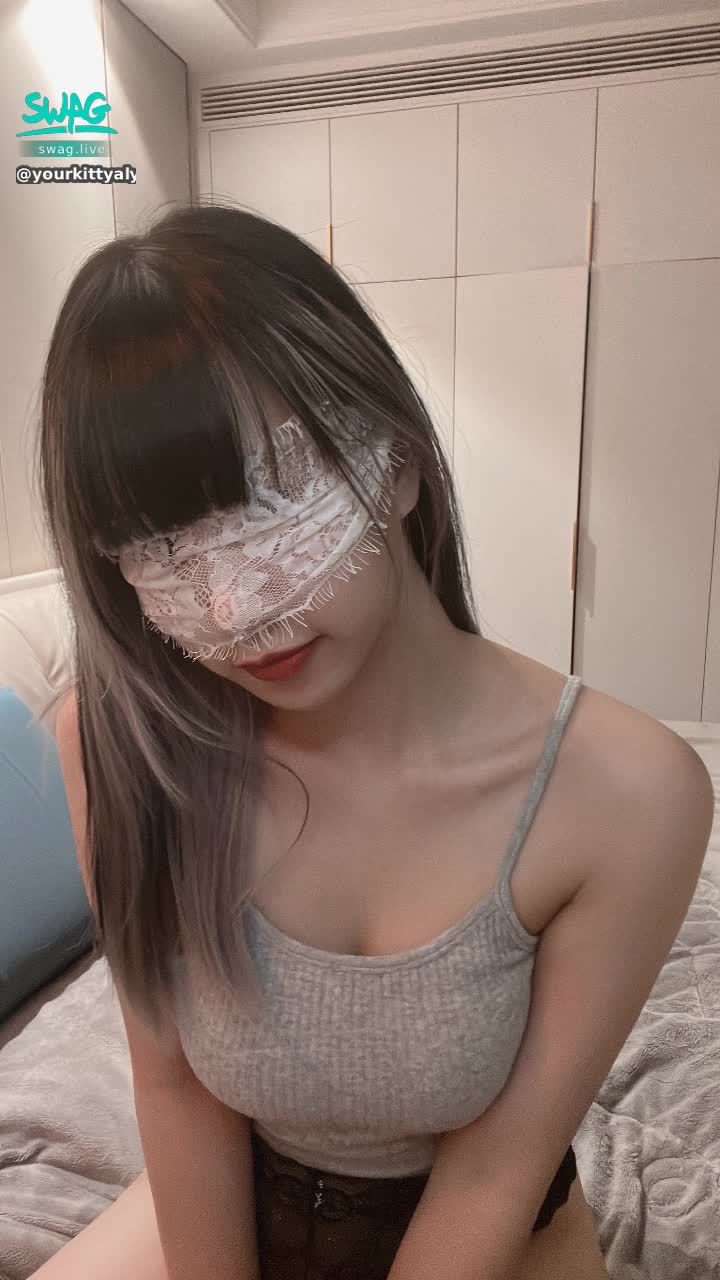 yourkittyalyssa : 這種居家讓人沒辦法好好休息😈整個熱起來💦愛心褲褲❤️