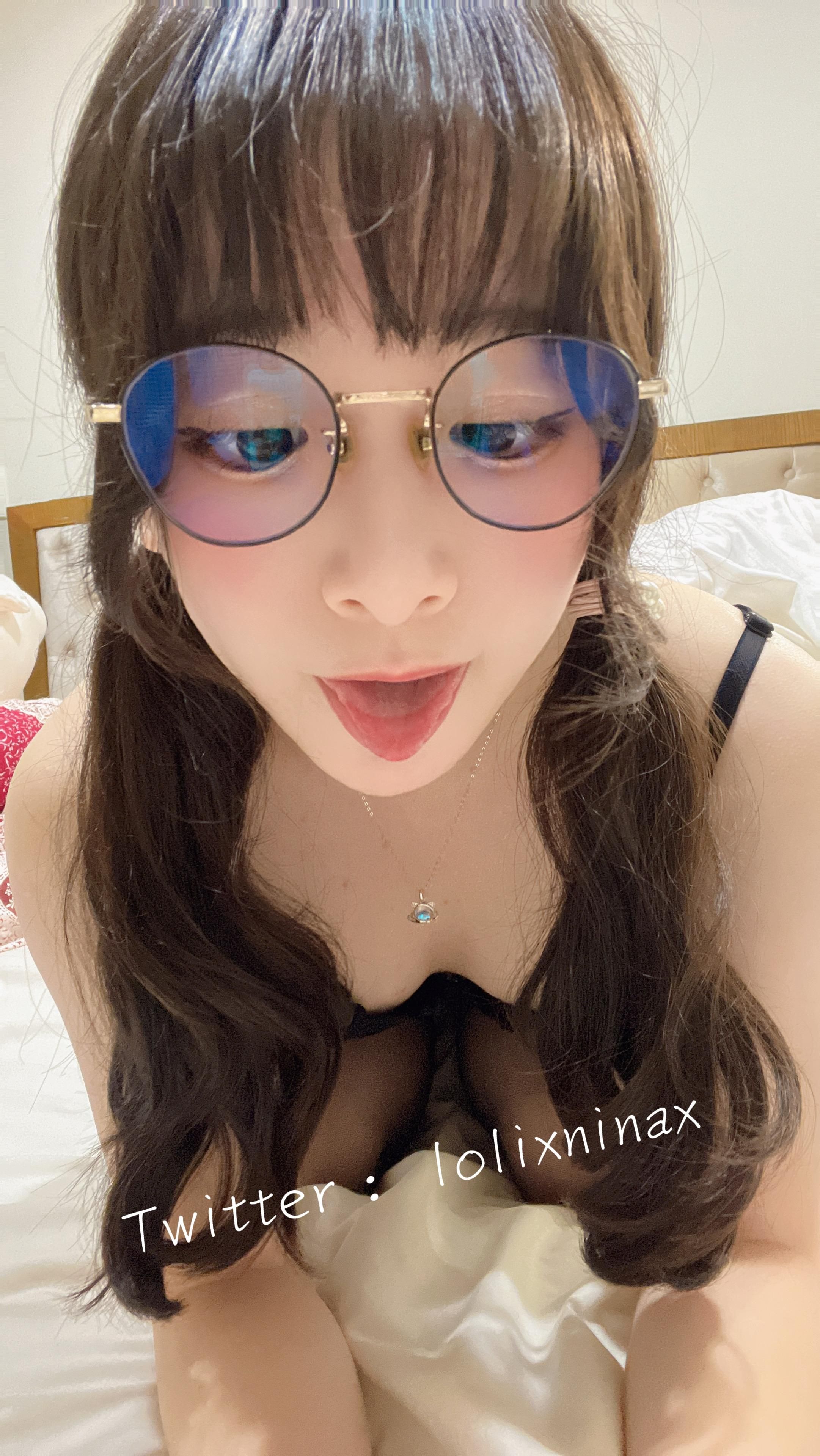 lolixninax : 淫蕩妮娜 特寫雙穴畫面🐳🐳🐳（黑色內衣)