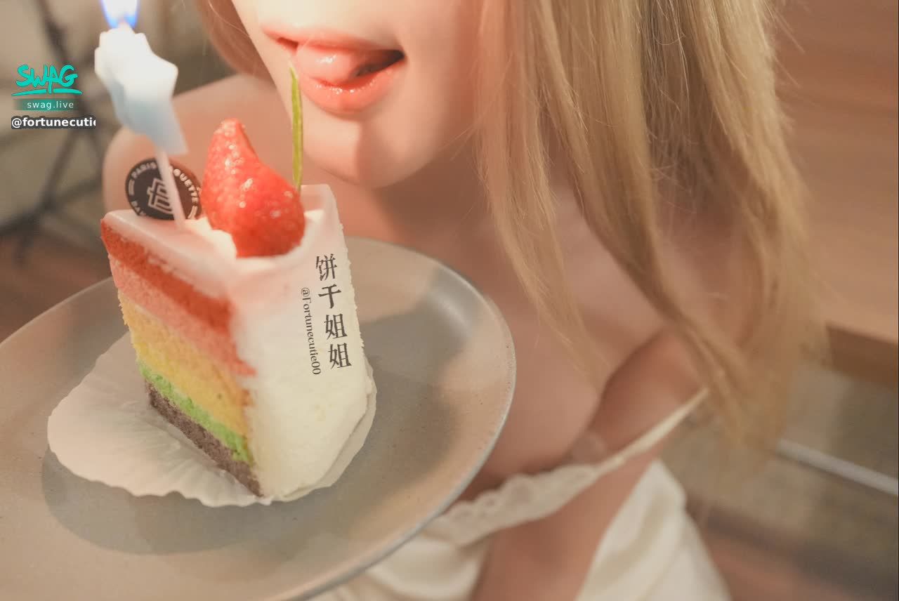 fortunecutie : 可以餵我吃嘛~?😋