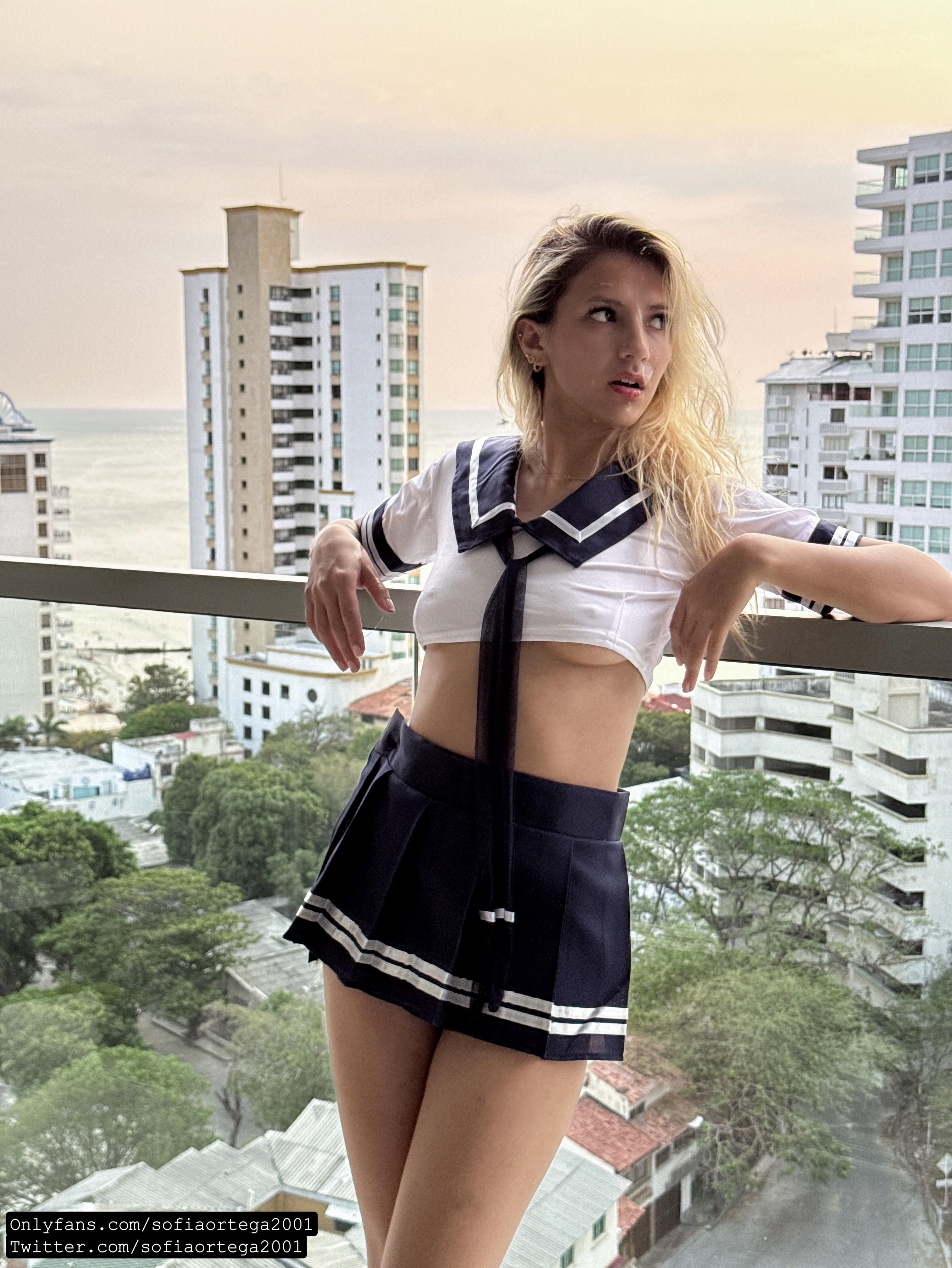 sofiaortega : 脸被精液充满在阳台上拍一组,结果被疯狂吹口哨 😳