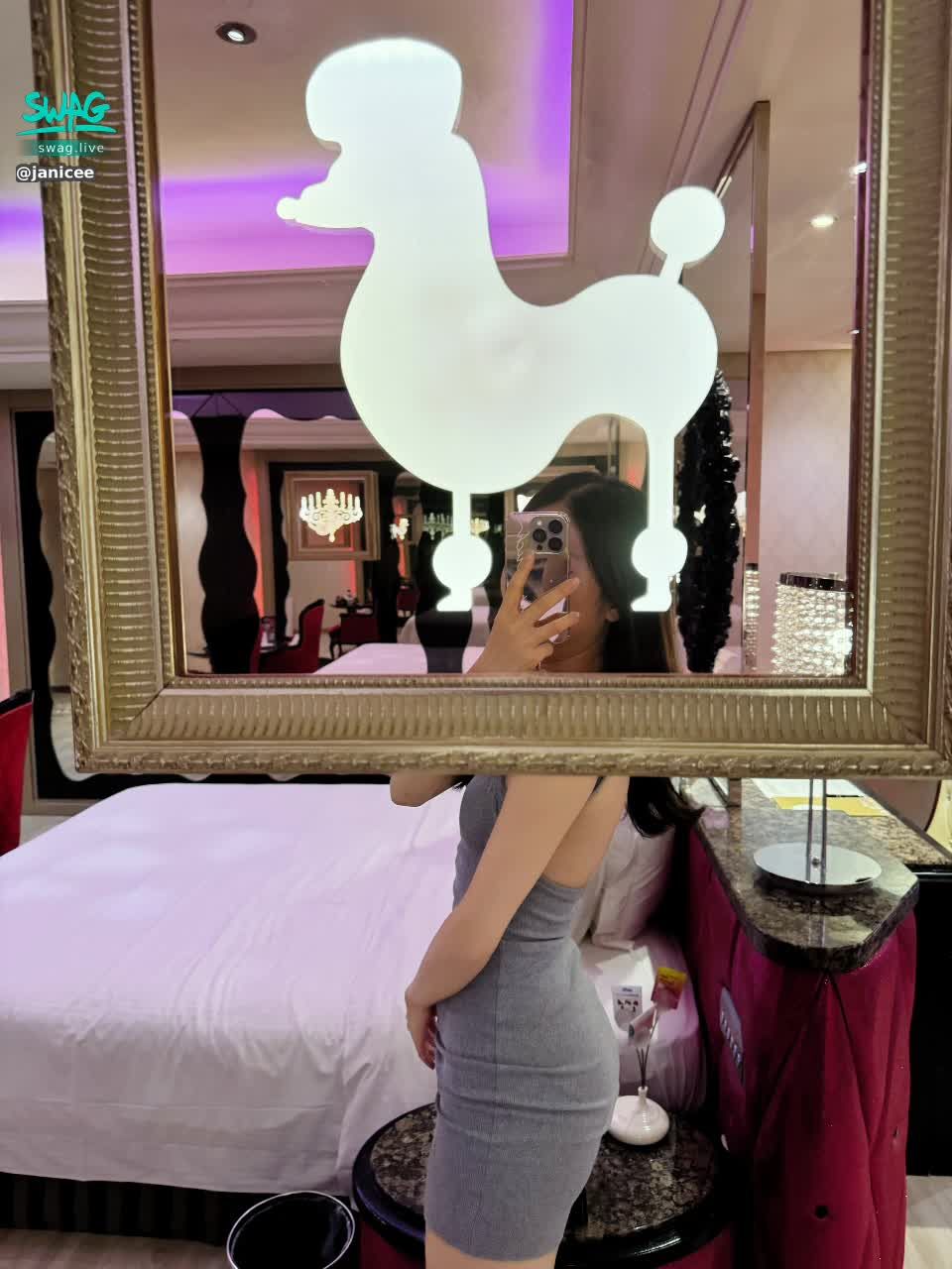 janicee : 出了房門,就在思考這間芭比主題的點在哪。
除了貴賓狗跟透明衣櫥外,就是那個男伴不開就全暗、開了超亮的粉紅燈吧。
🌟About me🌟
你知道聊天時第一句話問什麼會讓女生不開心嗎?除了說聲嗨然後被句點,你都怎麼開話題呢?
我是你的貼身家教Janicee,看過上萬個哥哥的疑難雜症與迷思,有感於大家的迷惘,我將帶你從零開始進入這個神秘的領域,手把手教你從如何選擇適合的賽道、打造個人魅力、聊天時的約妹方法、到如何讓女生想出門。
私訊我「搶先看」,就可以獲得20分鐘搶先看免費影片❤️
願意學習,你就贏在起跑點,趕快把握機會吧💕