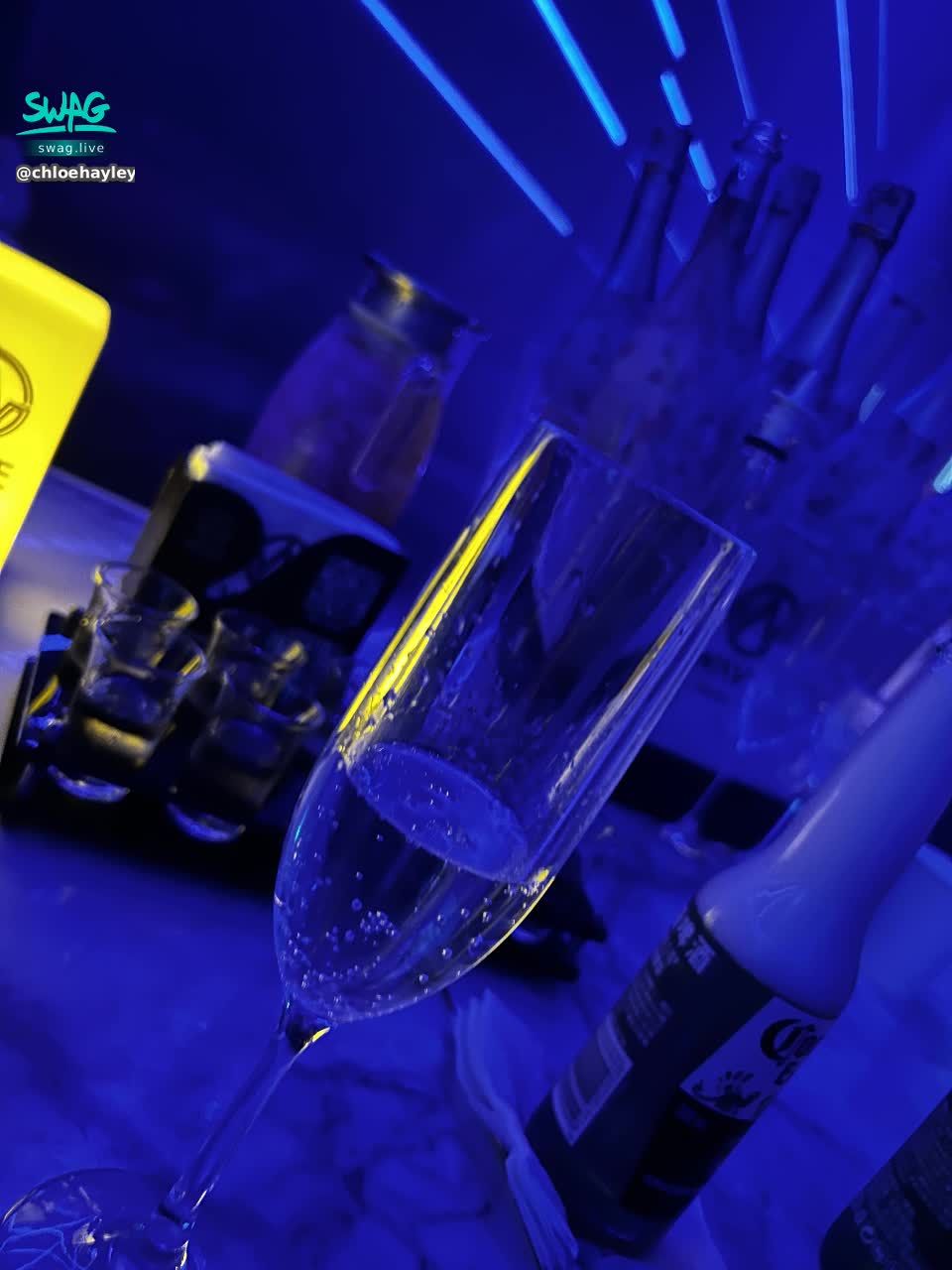 chloehayley : 看著微醺的我
是說我穿的不夠Messy
還是說對你不夠 Sexy
主動點
像個紳士牽起我
人是為愛而生的,想學會做人,你要先學做愛。
就讓我,親手教你好嗎☺️