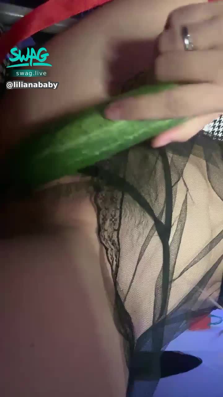 lilianababy : show pussy 🥒🥒🥒🥒
頑皮的小女孩拿著一根巨大的黃瓜🥒💦🔫