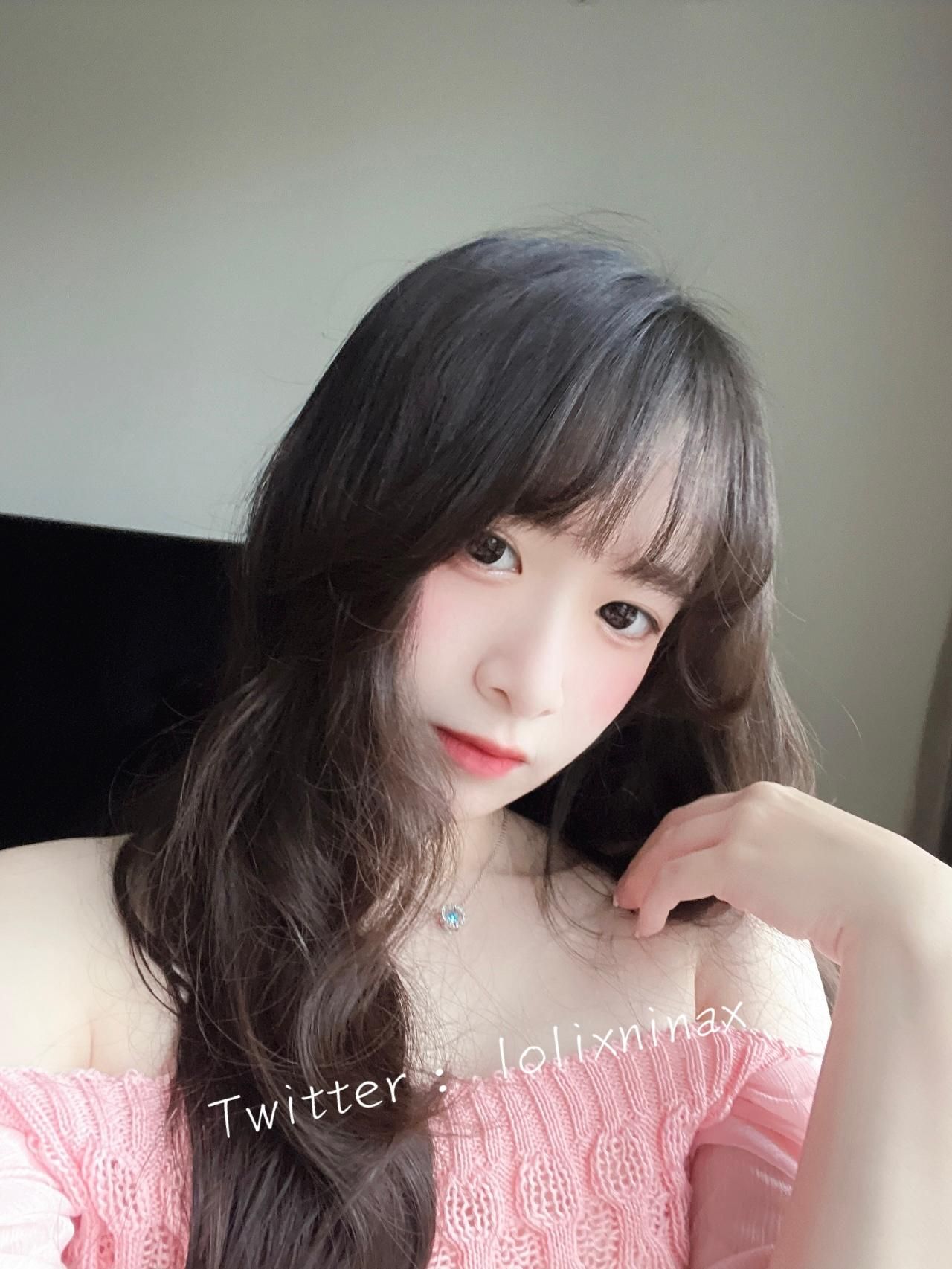 lolixninax : 色情的姿勢摸小穴..好舒服好想愛🙈🙈🙈