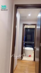 angelsam6699 : 阳台的激情燃烧了我们的欲火后,我们再转战到睡房。他超级卖力、用力的抽插,我爽歪了,同时也感觉他很man~😍。几轮下来他终于累了,我也心疼他让他躺下来休息。依偎在他身边聊天,感觉和他什么都可以聊。和他亲吻得像刚拍拖的小情侣,不愿意分开。 后来Sam调好浴缸的水让我和他鸳鸯戏水,非常感谢Sam😘。在浴缸里我特地挑逗他的弟弟,他说这是他第一次体验脚底按摩弟弟,超级舒服,我也很开心他喜欢,因为我也是第一次这样用脚板去揉搓男人的武器🤭。
#巨乳 #綠帽 #實戰 #約會 #人妻 #美乳 #愛撫 #呻吟 #多P