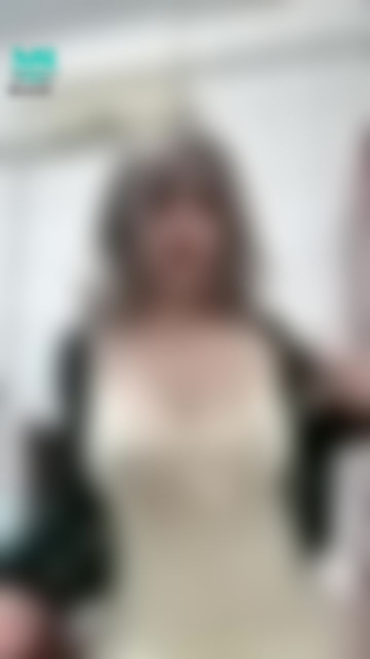 qoo089 : Babe色學生妹擠擠乳溝,一分鐘變成大內內~